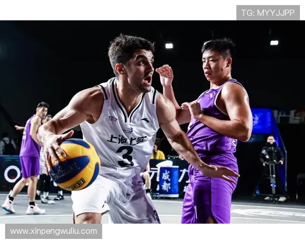 上海篮球队的力量变革引发热议球迷期待新赛季的精彩表现与突破